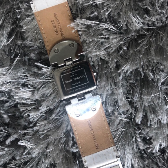 ‼️Price ⬇️ ‼️ MK leather cuff/bracelet watch - Picture 5 of 6